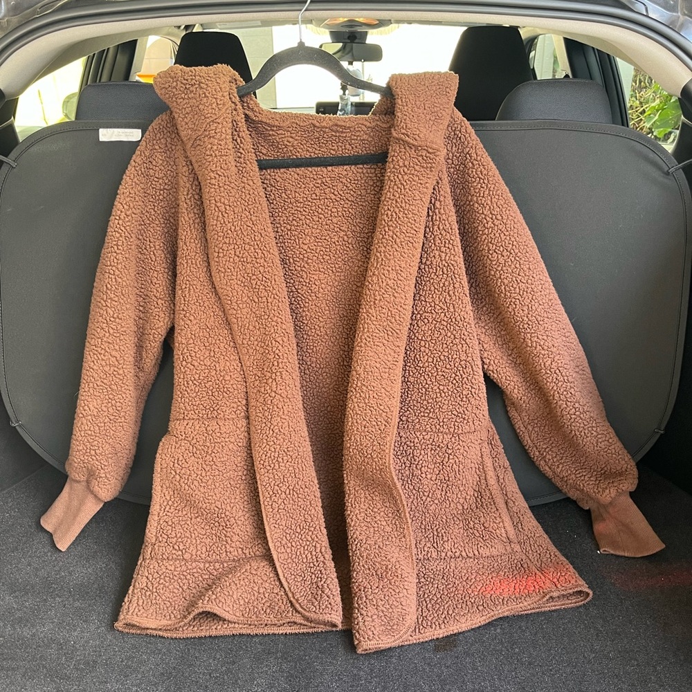 BROWN TEDDY JACKET 🤎 size large/x-large and in great condition!! No STAIN((: